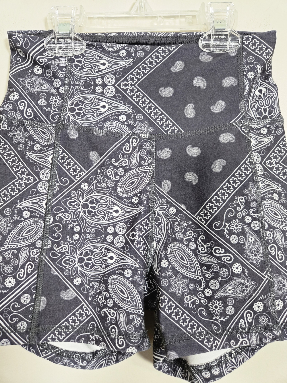 Jessica Simpson Grey & White Paisley Print Bike Shorts, Size XS ~ EUC - Picture 3 of 9
